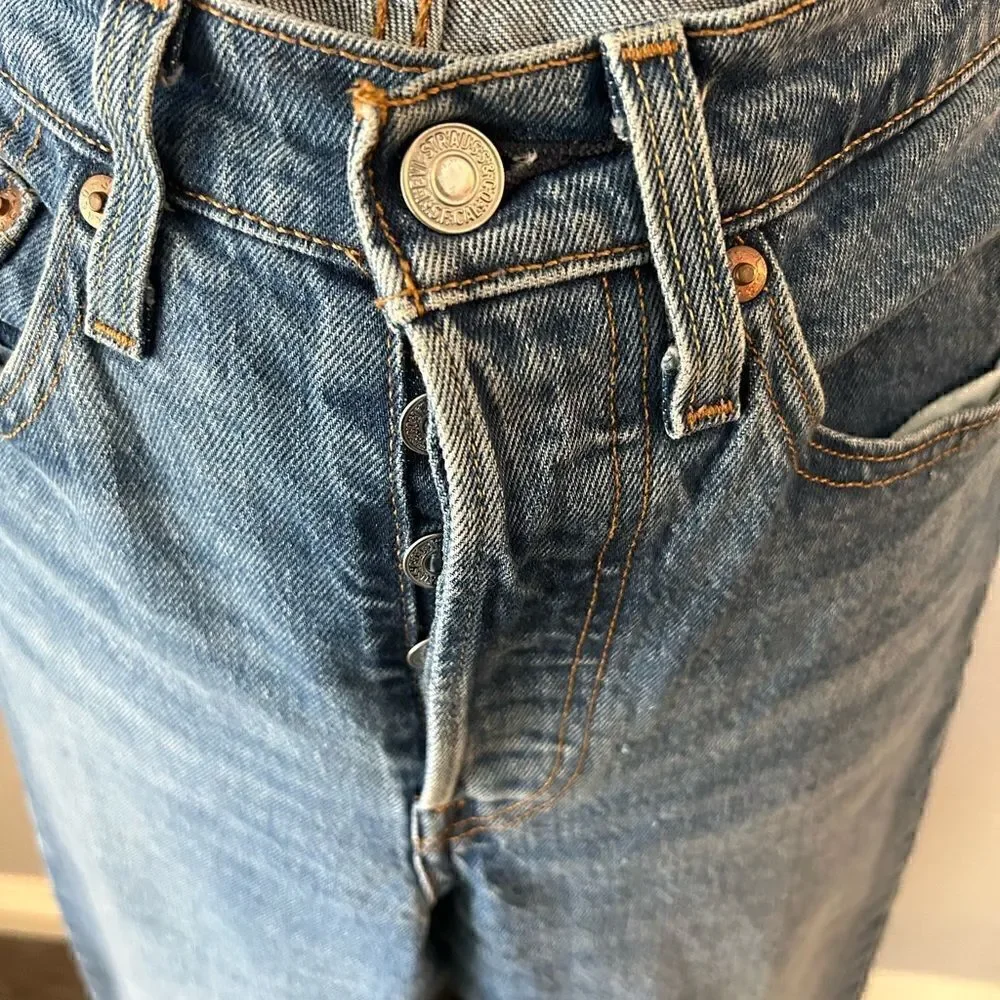 Levi’s High-Rise Straight Leg Jeans | Light Blue Wash | Classic Denim